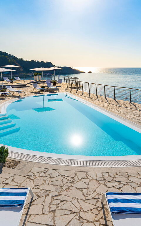 Baya Bella: Exteriör, slå samman, Utomhus, Visningar