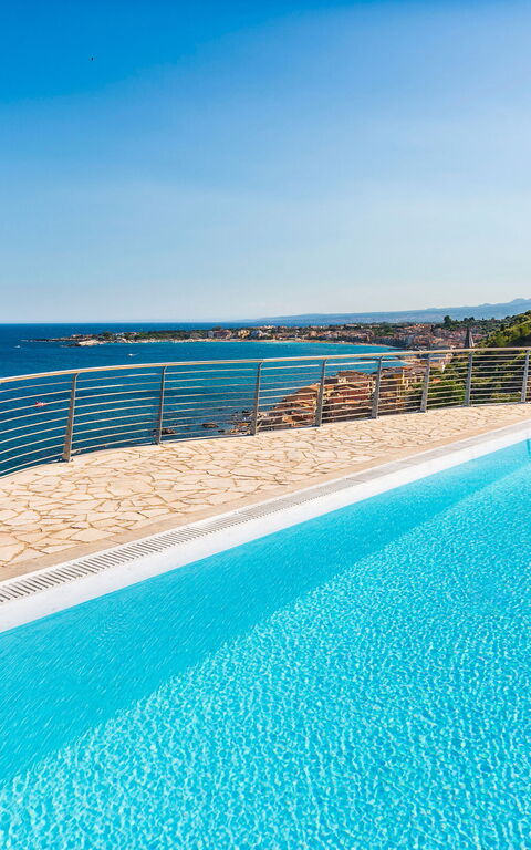 Baya Bella: Exteriör, slå samman, Utomhus, Visningar