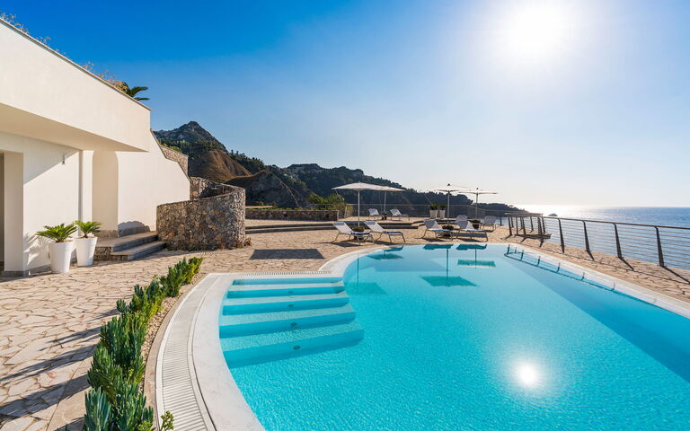 Baya Bella: Exteriör, slå samman, Utomhus, Visningar