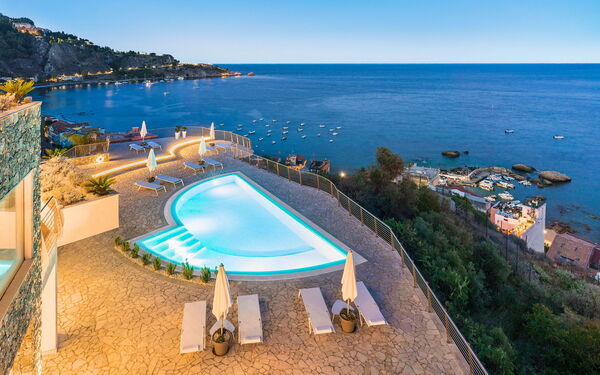 Baya Bella: Exteriör, slå samman, Utomhus, Visningar