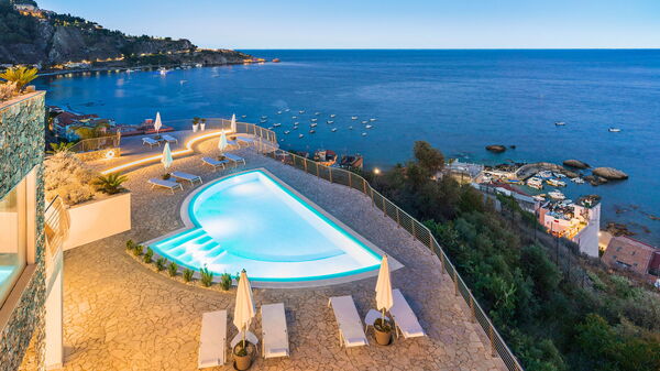 Baya Bella: Exteriör, slå samman, Utomhus, Visningar