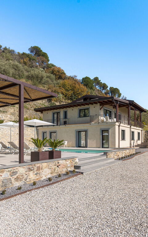 Zagara Bianca: Exteriör, Utomhus