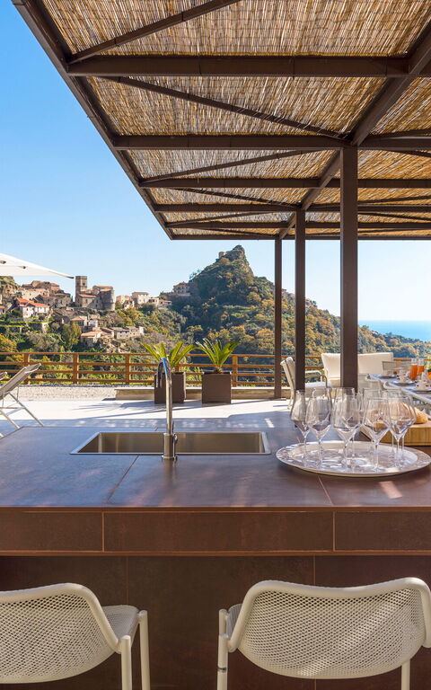 Zagara Bianca: Exteriör, Utomhus