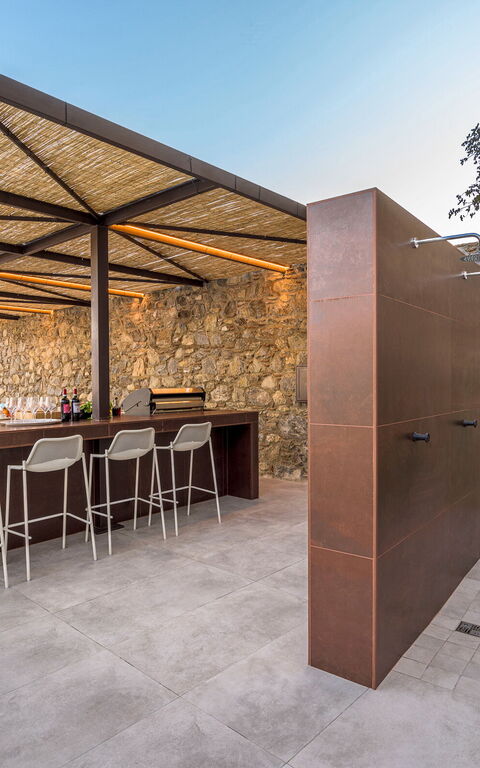 Zagara Bianca: Exteriör, Utomhus