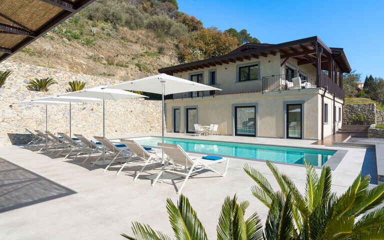 Zagara Bianca: Exteriör, Utomhus