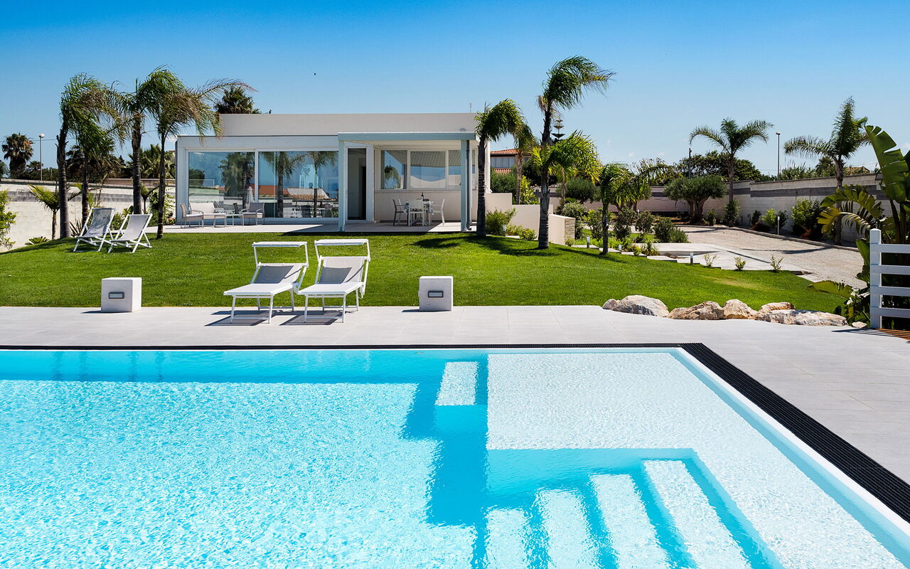 Diantha: Exteriör, slå samman, Trädgård, Utomhus