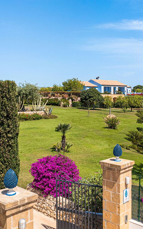 Pigna Blue: Exteriör, Utomhus