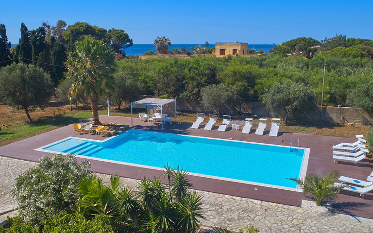 Villa Maraus: Exteriör, slå samman, Utomhus