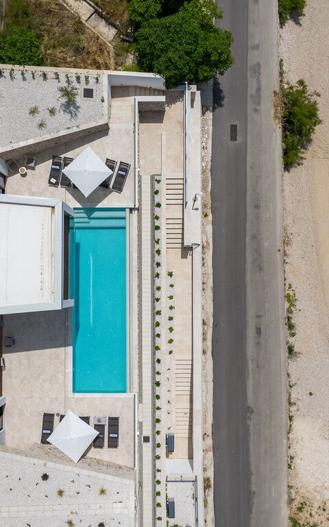 Villa Loma: Exteriör, slå samman, Visningar