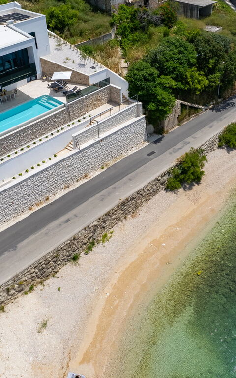 Villa Loma: Exteriör, slå samman, Visningar