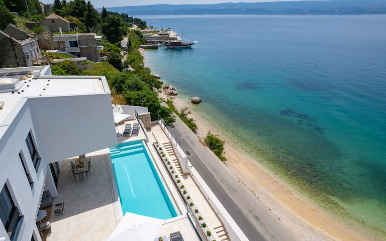 Villa Loma: Exteriör, slå samman, Visningar