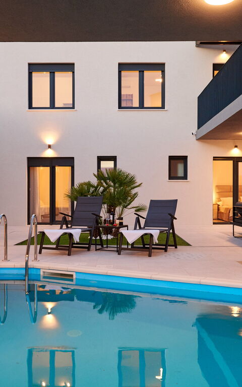 Villa Stella: slå samman, Utomhus