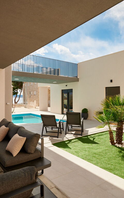 Villa Stella: slå samman, Utomhus