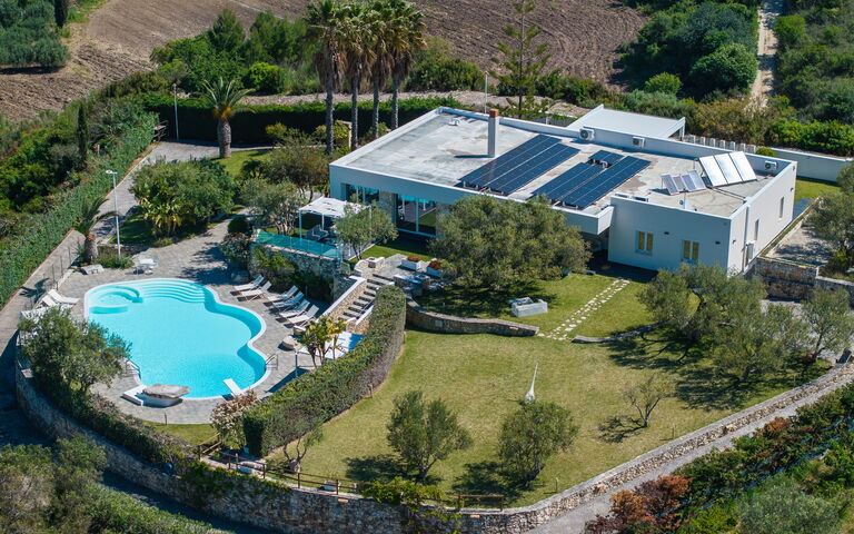 Villa Demetra: slå samman, Trädgård