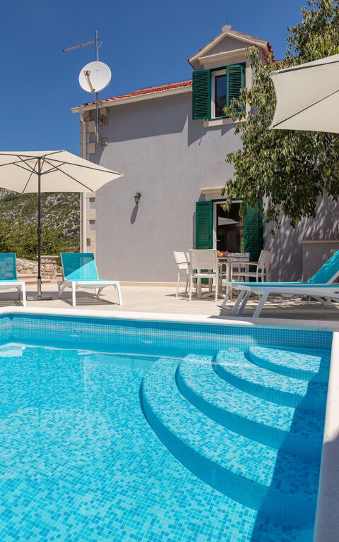 Villa Roglic: slå samman, Utomhus