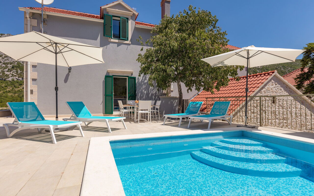 Villa Roglic: slå samman, Utomhus