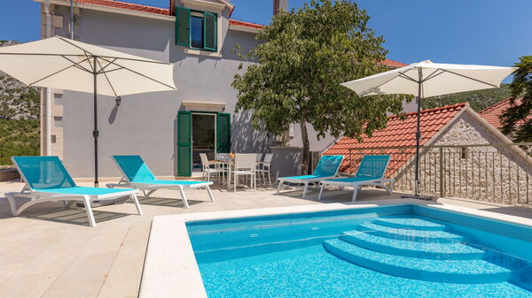 Villa Roglic: slå samman, Utomhus