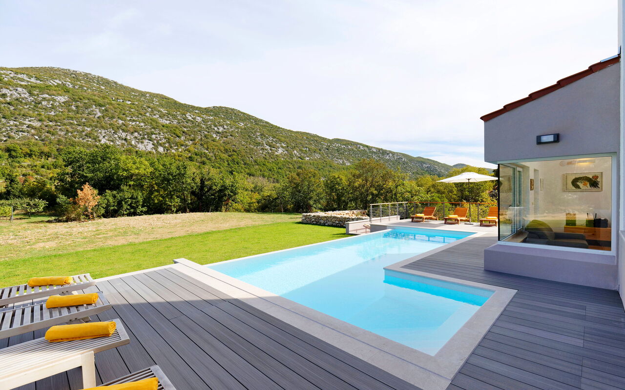 Villa Jure: Balkong / terrass / uteplats, slå samman, Trädgård, Utomhus, Visningar
