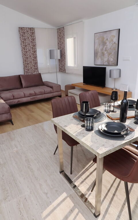 Villa Emerald: Balkong / terrass / uteplats, Lunchrum, Vardagsrum