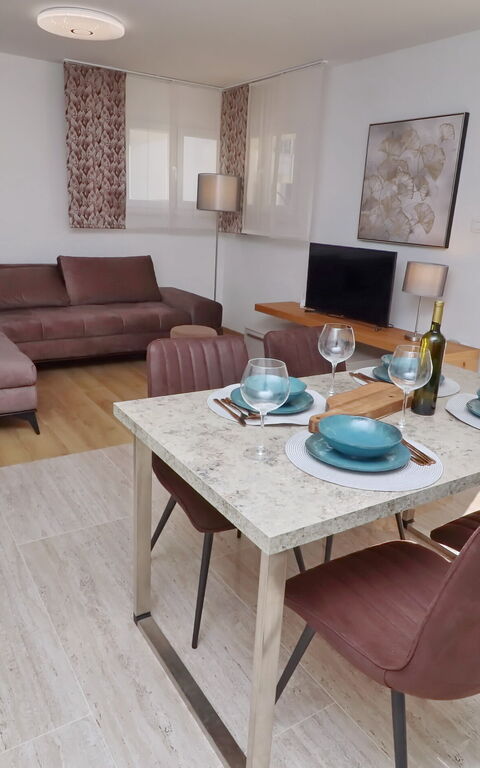 Villa Emerald: Balkong / terrass / uteplats, Lunchrum, Vardagsrum