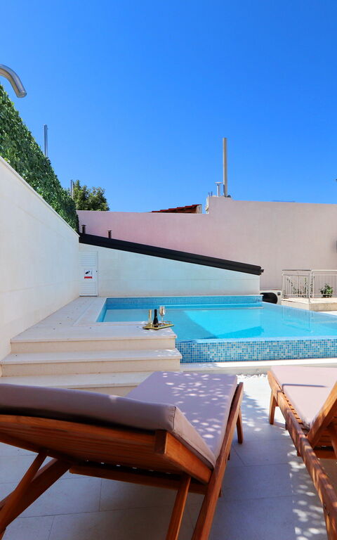 Villa Emerald: Exteriör, slå samman