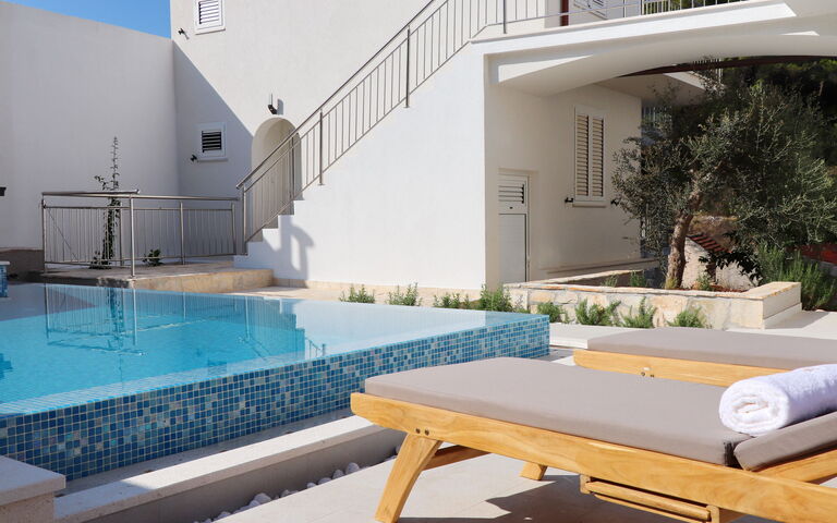 Villa Emerald: Exteriör, slå samman