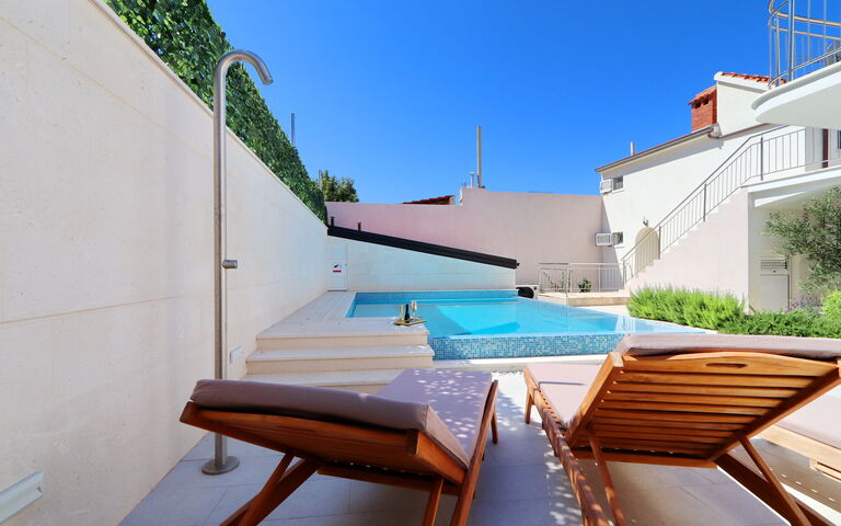 Villa Emerald: Exteriör, slå samman