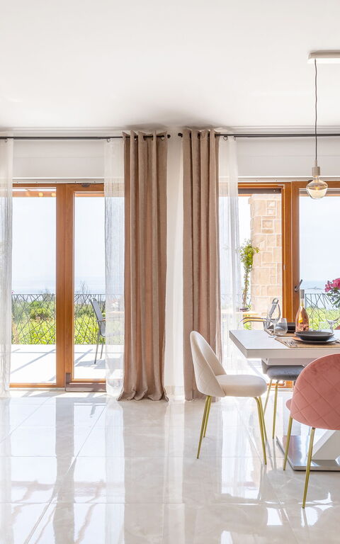 Villa Spectrum: Balkong / terrass / uteplats, Huvudentré, Lunchrum, Vardagsrum