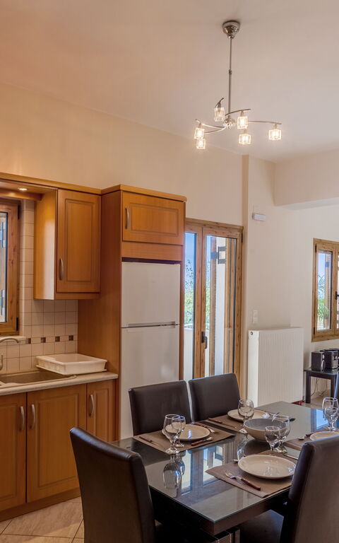 Villa Giorgos: Kök, Lunchrum