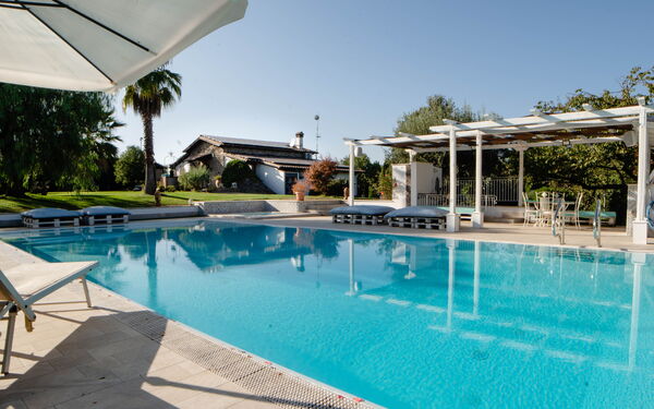 Villa Antici: Exteriör, slå samman, Utomhus