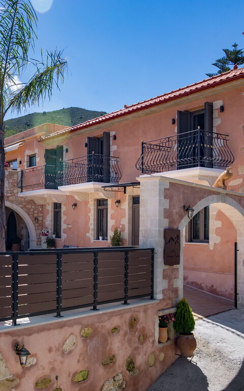 Villa Kois: Exteriör, Huvudentré, Utomhus