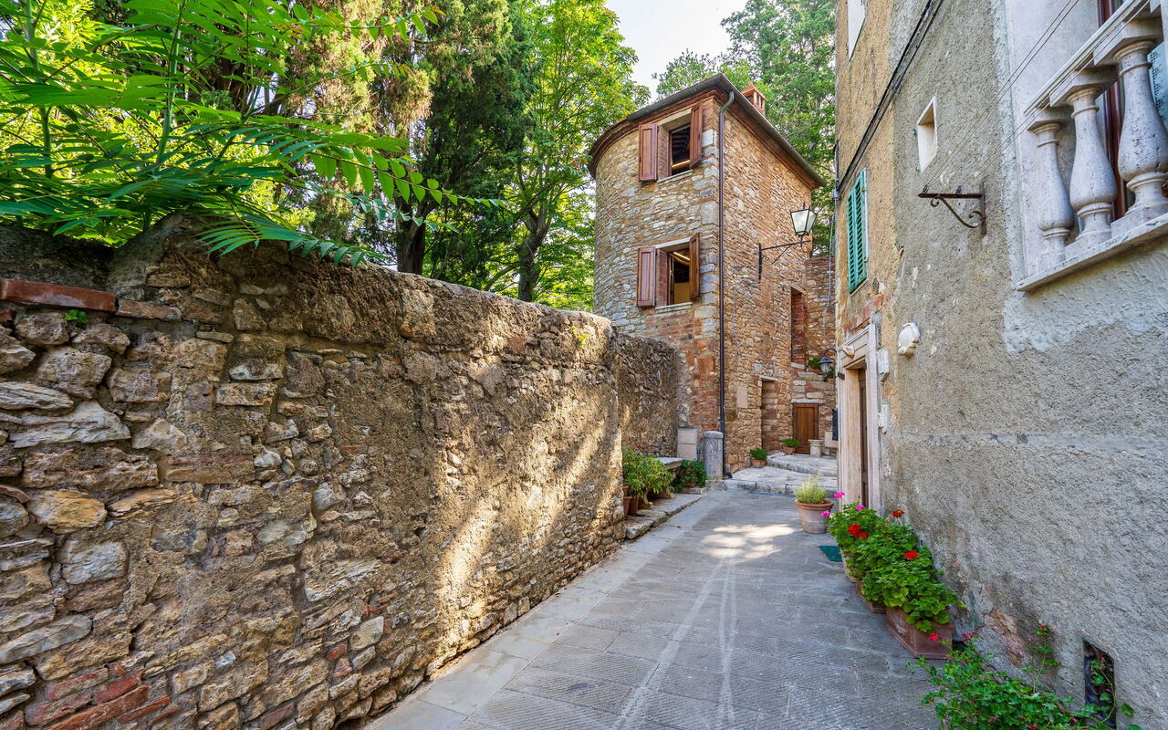 Torre di Serre: Exteriör, Utomhus