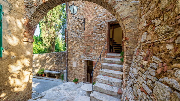 Torre di Serre: Exteriör, Utomhus