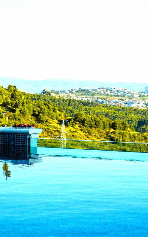 Villa Nikta: slå samman, Stad