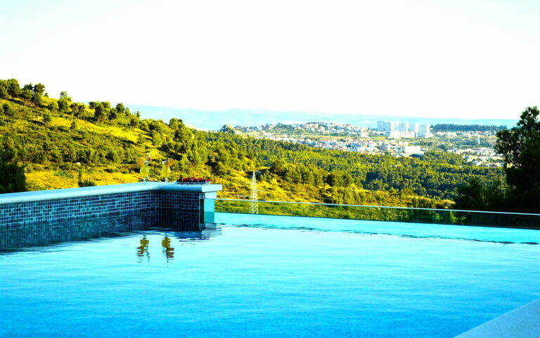 Villa Nikta: slå samman, Stad