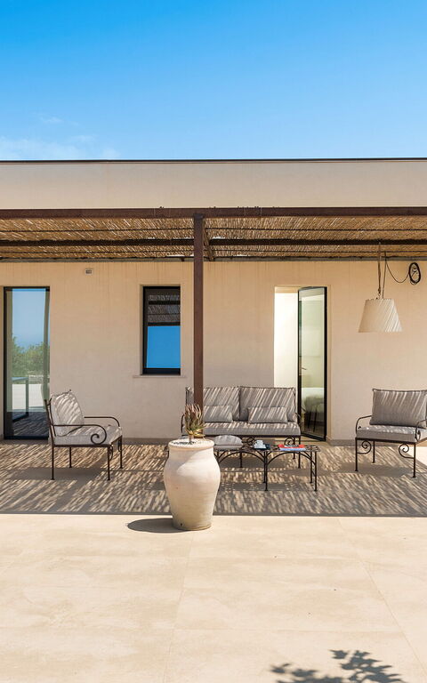 Gelso Bianco: Exteriör, Utomhus