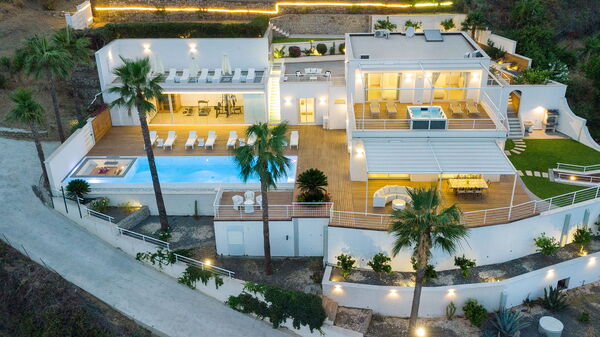 Villa Elysium: Exteriör, slå samman, Utomhus