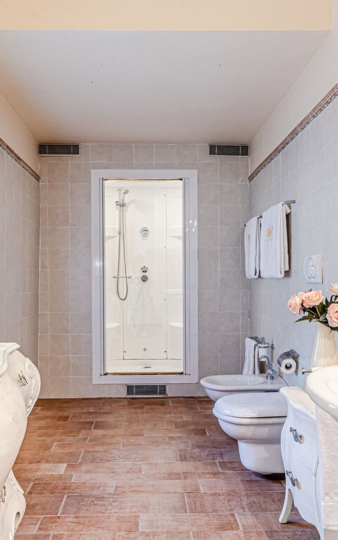 Chateau La Siroque: Badrum