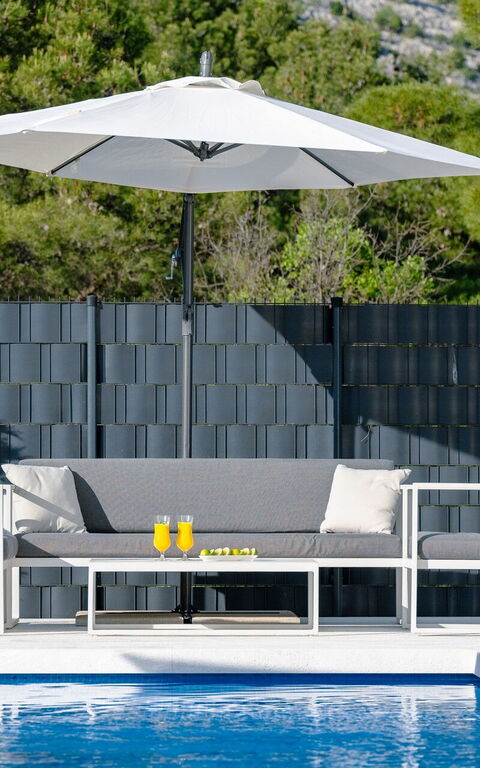 Orvas Villa 82: slå samman, Utomhus