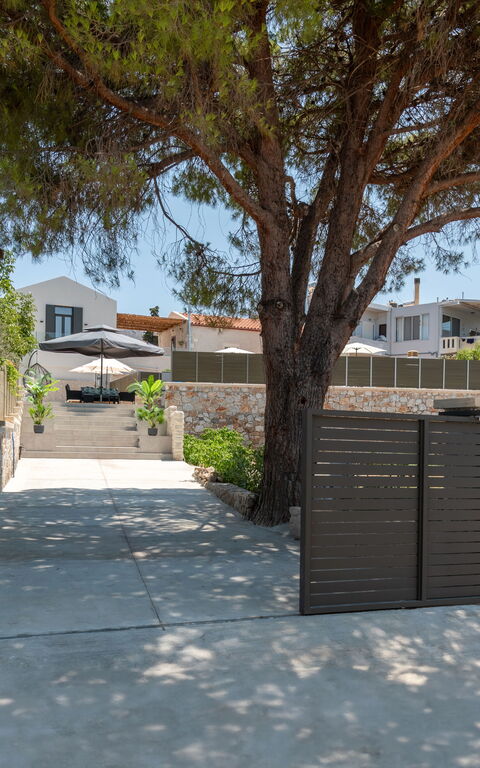 Villa Paul: Exteriör, Huvudentré, Utomhus