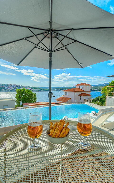 Villa Allina: Exteriör, slå samman, Utomhus, Visningar