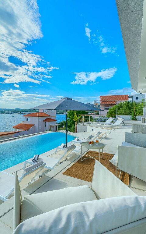 Villa Allina: Exteriör, slå samman, Utomhus, Visningar