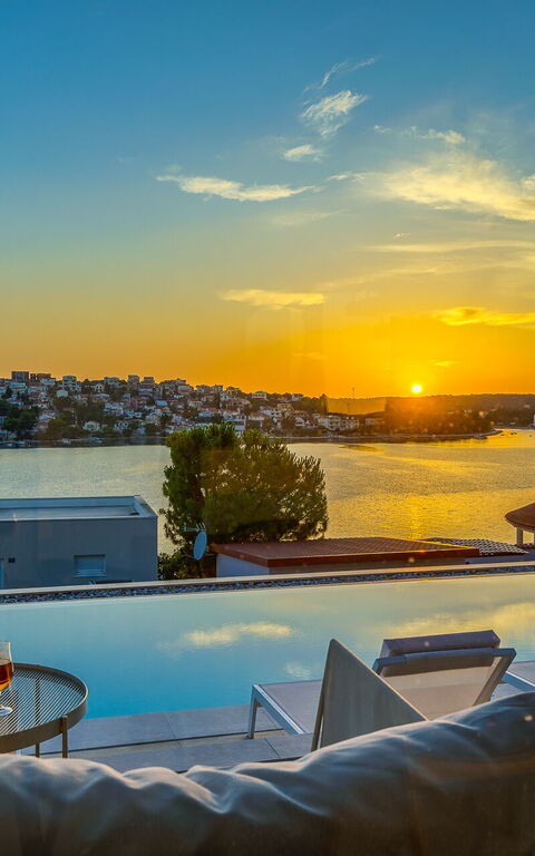 Villa Allina: Exteriör, slå samman, Utomhus, Visningar