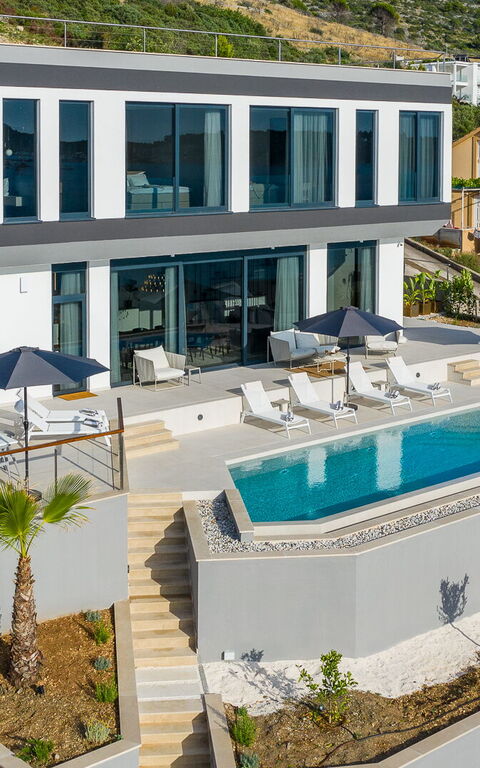 Villa Allina: slå samman, Visningar