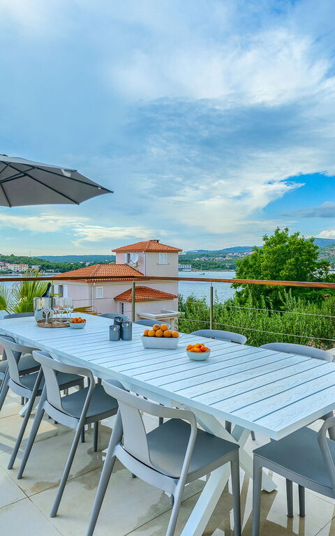 Villa Allina: Exteriör, Utomhus, Visningar