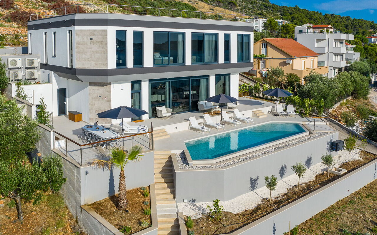 Villa Allina: slå samman, Visningar