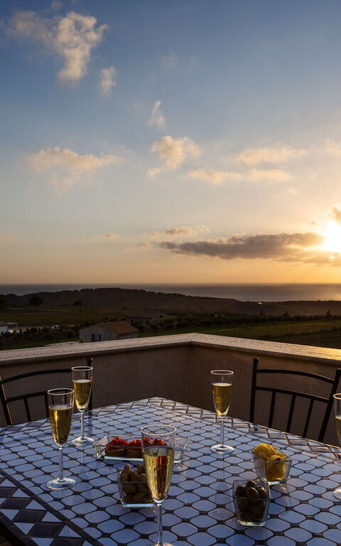 Villa Erakle: Exteriör, Utomhus, Visningar