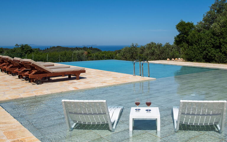 Villa Sunset: slå samman, Utomhus, Visningar