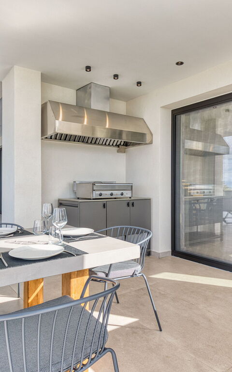 Villa Dominante: Exteriör, Utomhus