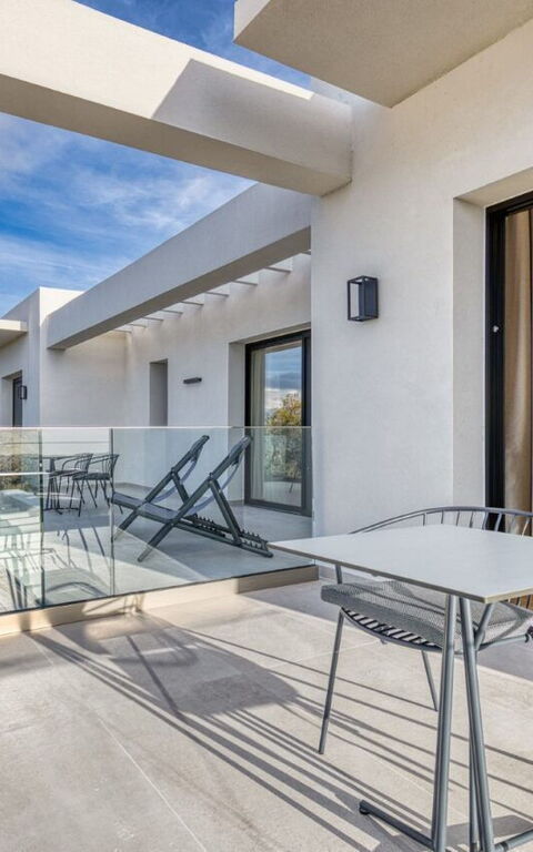 Villa Dominante: Exteriör, Utomhus